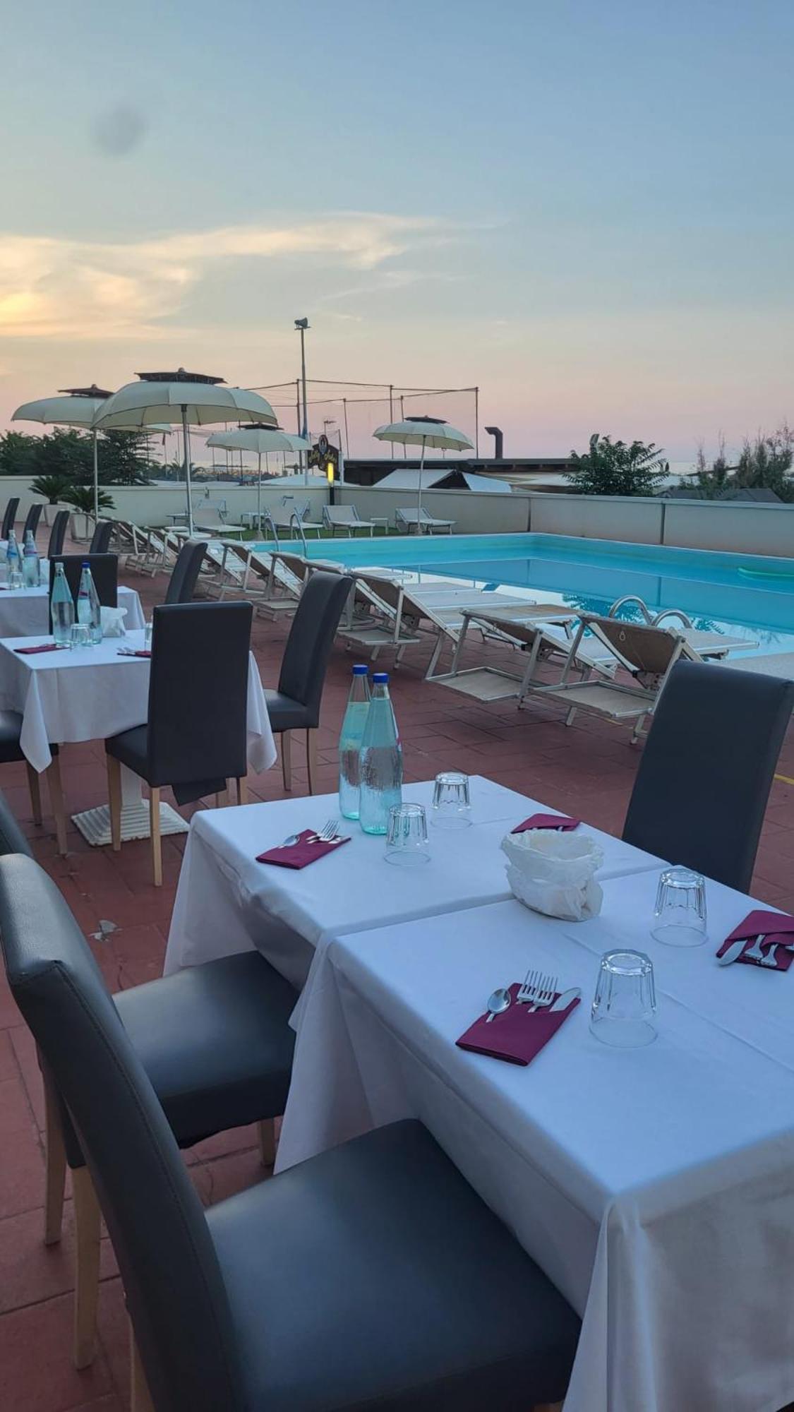 Hotel Embassy Pesaro Eksteriør bilde