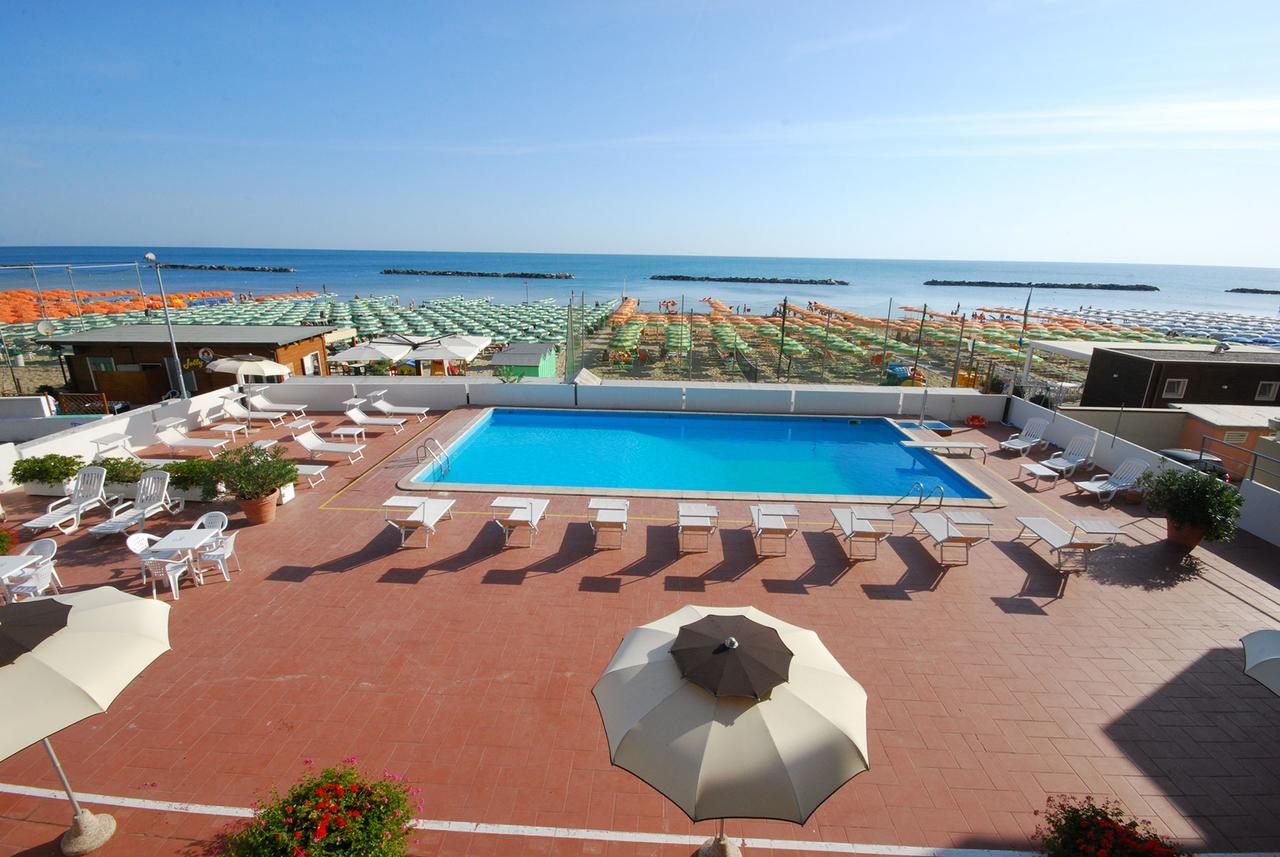Hotel Embassy Pesaro Eksteriør bilde